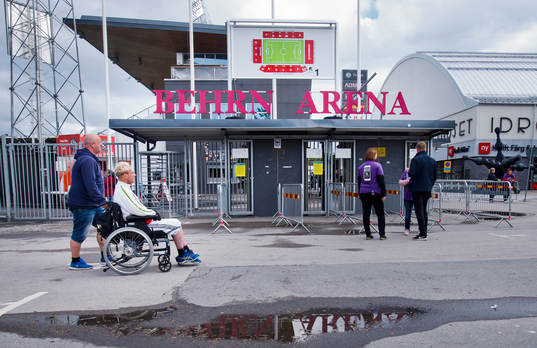 En vattenpöl och entrén till Behrn Arena