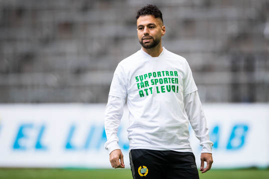 Hammarbys Imad Khalili med en t-shirt med texten