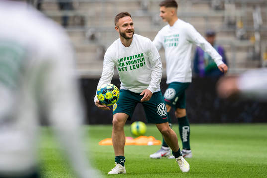 Hammarbys Mats Solheim med en t-shirt med texten