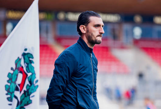 Örebros Agon Mehmeti tittar på när Örebro värmer upp