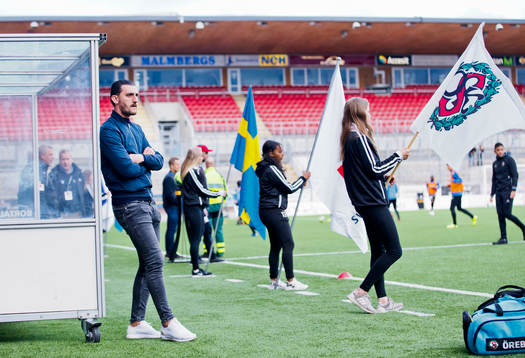 Örebros Agon Mehmeti tittar på när Örebro värmer upp