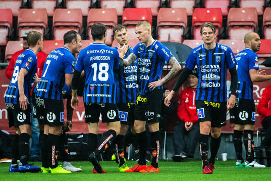 Sirius Adam Ståhl jublar med lagkamrater