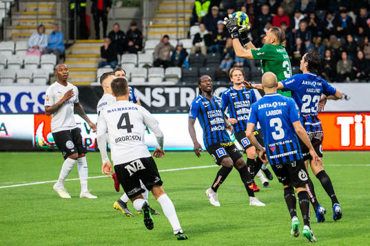 Sirius målvakt John Alvbåge med en räddning