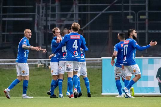 Norrbys Abbas Mohamad jublar med lagkamrater