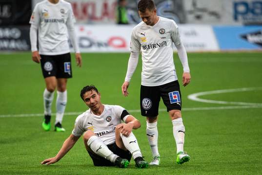 Örebros Nordin Gerzic och Johan Bertilsson deppar
