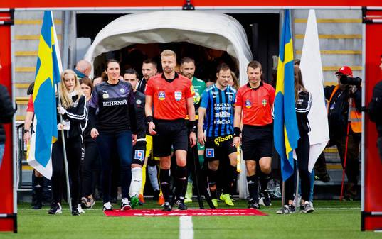 En mamma och domaren Glenn Nyberg vid spelarentrén