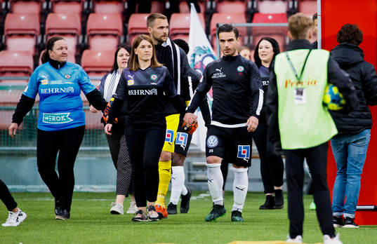 En mamma och Örebros Nordin Gerzic vid spelarentrén