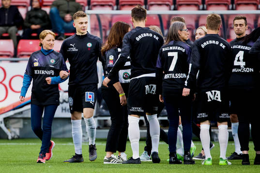 En mamma och Örebros Jake Larsson vid spelarentrén