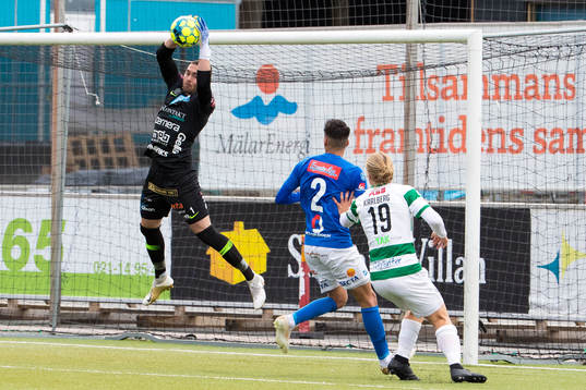 Norrbys målvakt Mergim Krasniqi med en räddning