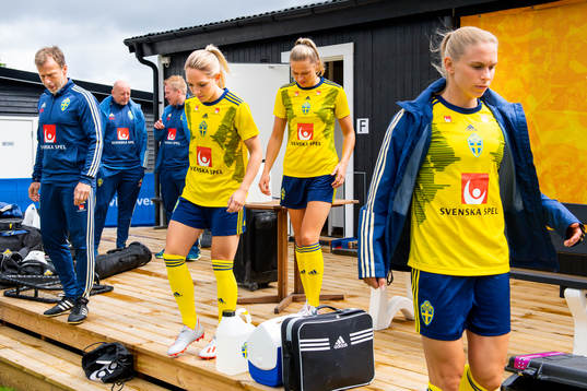 Physio Pontus Ekblom, Elin Rubensson, Fridolina Rolfö and