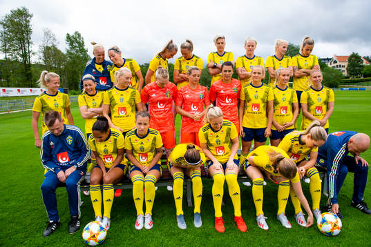 Players prepare for team photo shoot with Players and