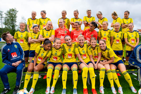 Players prepare for team photo shoot with Players and