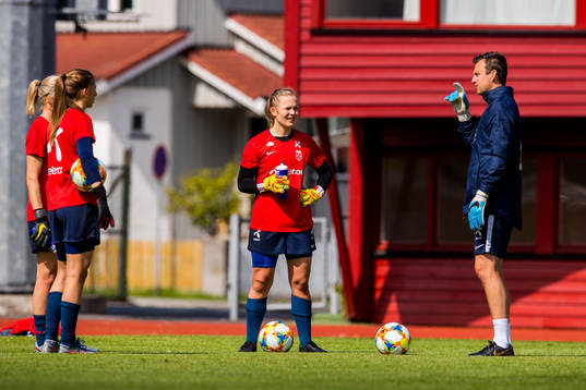 Goalkeeper Ingrid Hjelmseth, goalkeeper Cecilie Hauståker