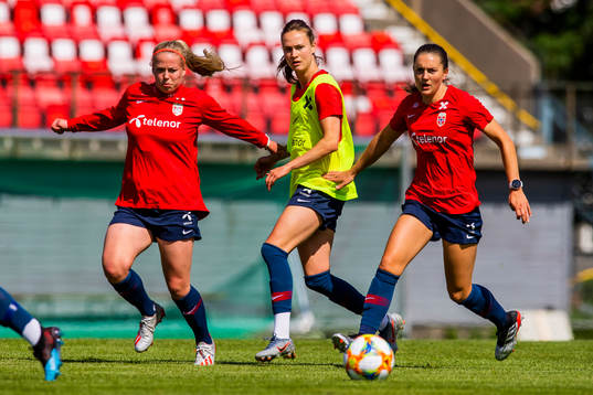Therese Sessy Åsland, Caroline Graham Hansen and Vilde