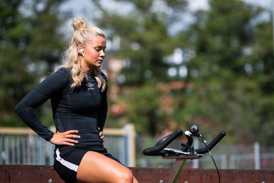 Amanda Johnsson Haahr på motionscykel