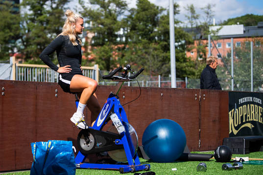 Amanda Johnsson Haahr på motionscykel