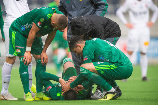 Dalkurds Irfan Jasarevic ses om av lagkamrater