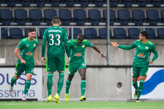 Dalkurds Kerfala Cissoko jublar med lagkamrater