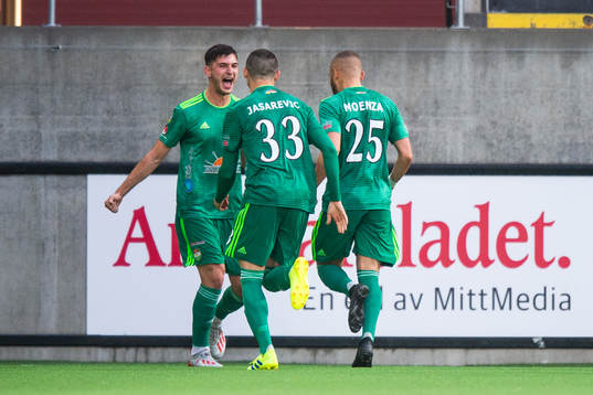 Dalkurds Besard Sabovic jublar med Irfan Jasarevic och