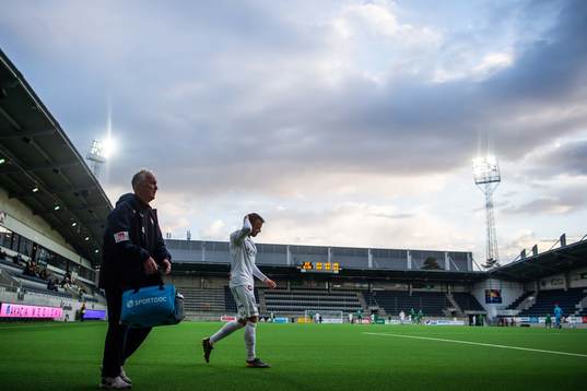 Örgrytes Simon Nilsson lämnar planen