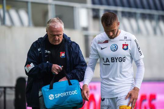 Örgrytes Simon Nilsson lämnar planen