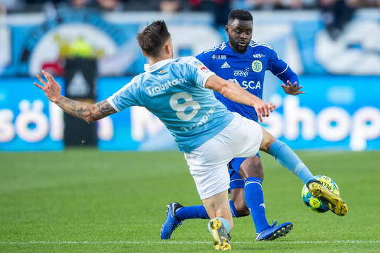 Malmö FFs Arnór Traustason och Sundsvalls Maic Sema i kamp