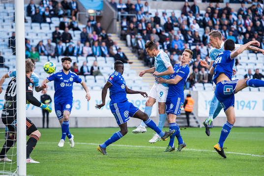 Malmö FFs Markus Rosenberg nickar mot mål