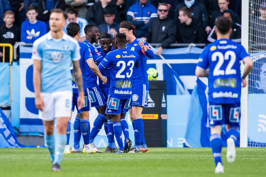 Sundsvalls Pa Konate jublar med lagkamrater