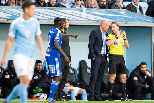 Malmö FFs tränare Uwe Rösler diskuterar med domare