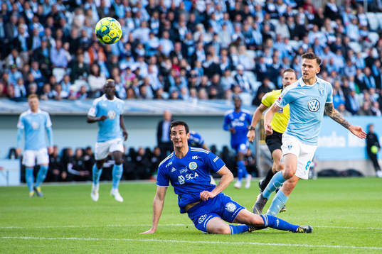 Sundsvalls Pol Moreno Sanchez försvarar mot Malmö FFs