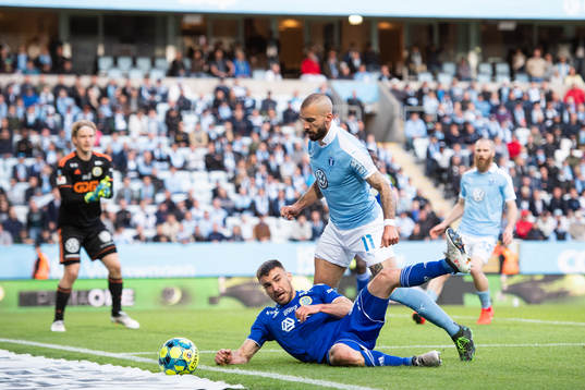Malmö FFs Guillermo Molins och Sundsvalls Carlos Gracia i