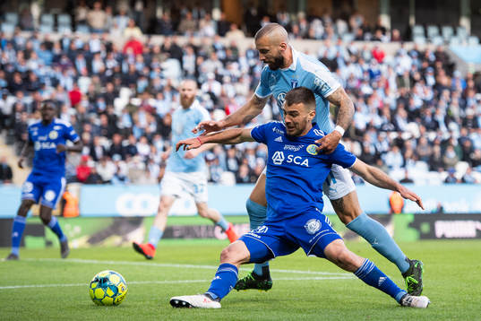 Malmö FFs Guillermo Molins och Sundsvalls Carlos Gracia i