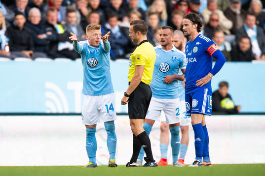 Domare Kristoffer Karlsson i samtal med Malmö FFs Anders