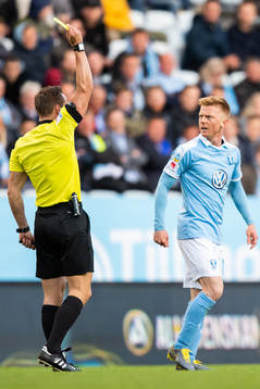 Domare Kristoffer Karlsson varnar Malmö FFs Anders