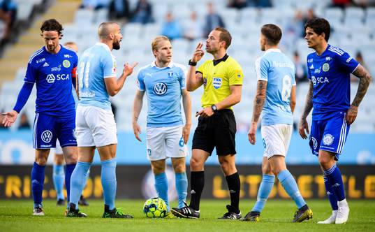 Malmö FFs Guillermo Molins i samtal med domare Kristoffer
