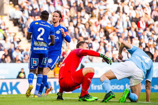 Sundsvalls Linus Hallenius jublar med Pa Konate