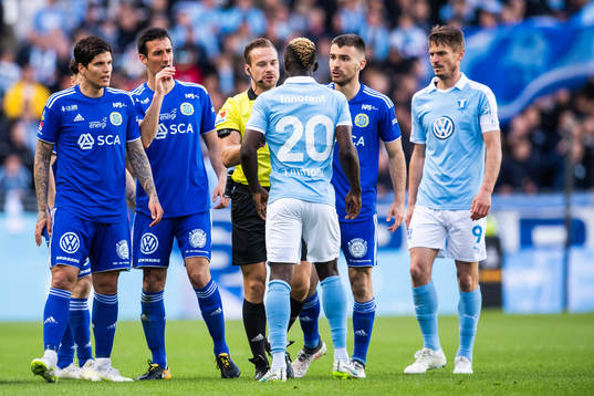 Malmö FFs Bonke Innocent diskuterar med domare Kristoffer