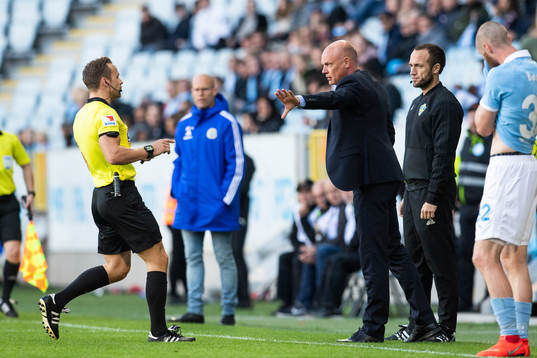 Domare Kristoffer Karlsson i diskussion med  Malmö FFs