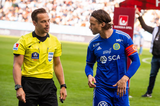 Domare Kristoffer Karlsson och Sundsvalls Linus Hallenius