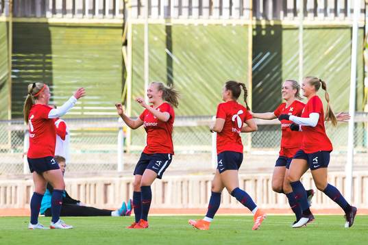 Therese Sessy Åsland of Norway celebrate with teammates
