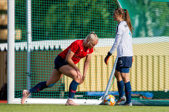 Maria Thorisdottir and goalkeeper Cecilie Hauståker