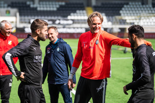 Häckens Joona Toivio och Mervan Celik pratar med AFC
