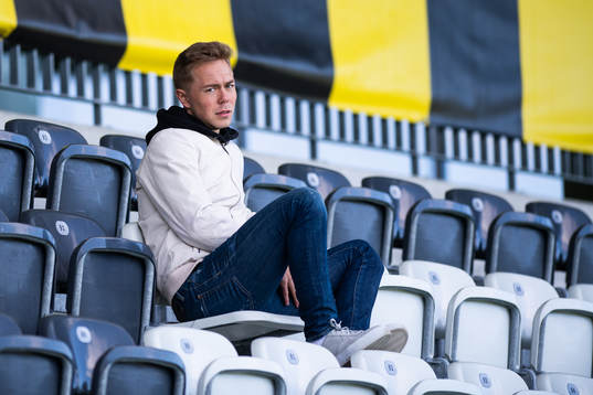Före detta häckenspelaren Joel Andersson på läktaren