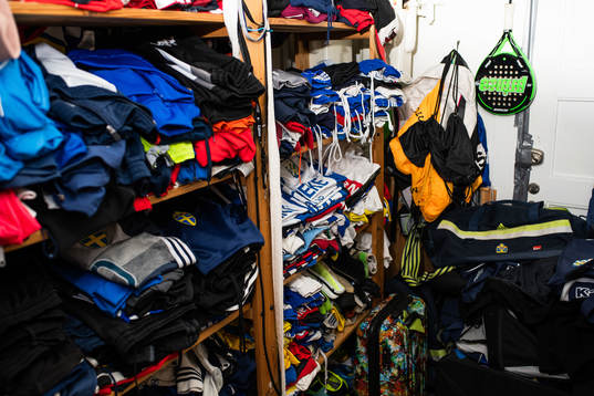 Idrottskläder i hyllor i IFK Göteborgs Sebastian Ohlssons