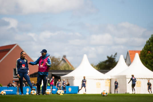 Kosovare Asllani and head coach Peter Gerhardsson of