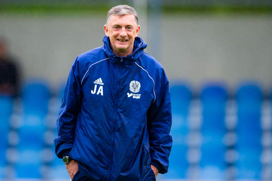 Oskarshamns tränare John Allen innan fotbollsmatchen i