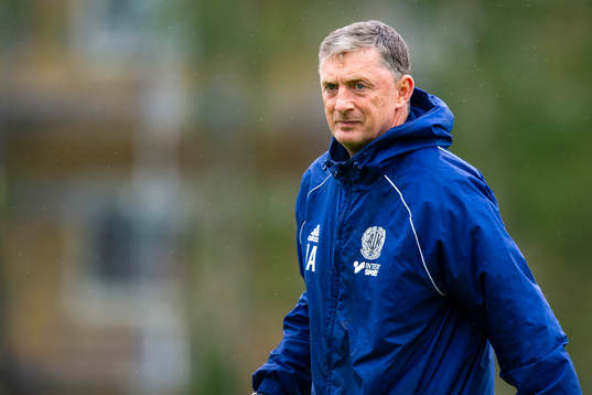 Oskarshamns tränare John Allen innan fotbollsmatchen i