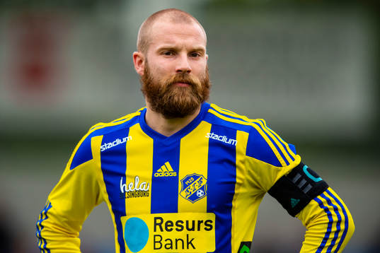 Eskilsminnes Emil Åberg innan fotbollsmatchen i Division 1