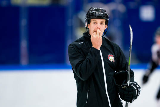 under en ishockeyträning med Malmö Redhawks J18/20