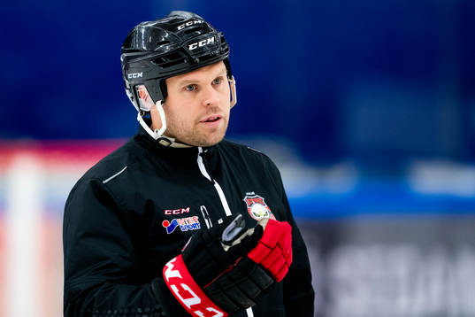 under en ishockeyträning med Malmö Redhawks J18/20